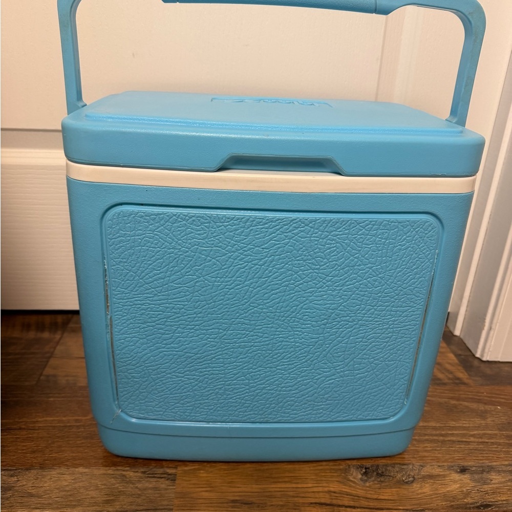 Legend 24 IGLOO Cooler Ice
Chest Barbie Tiffany Blue 1987/88
VINTAGE - Picture 5 of 10